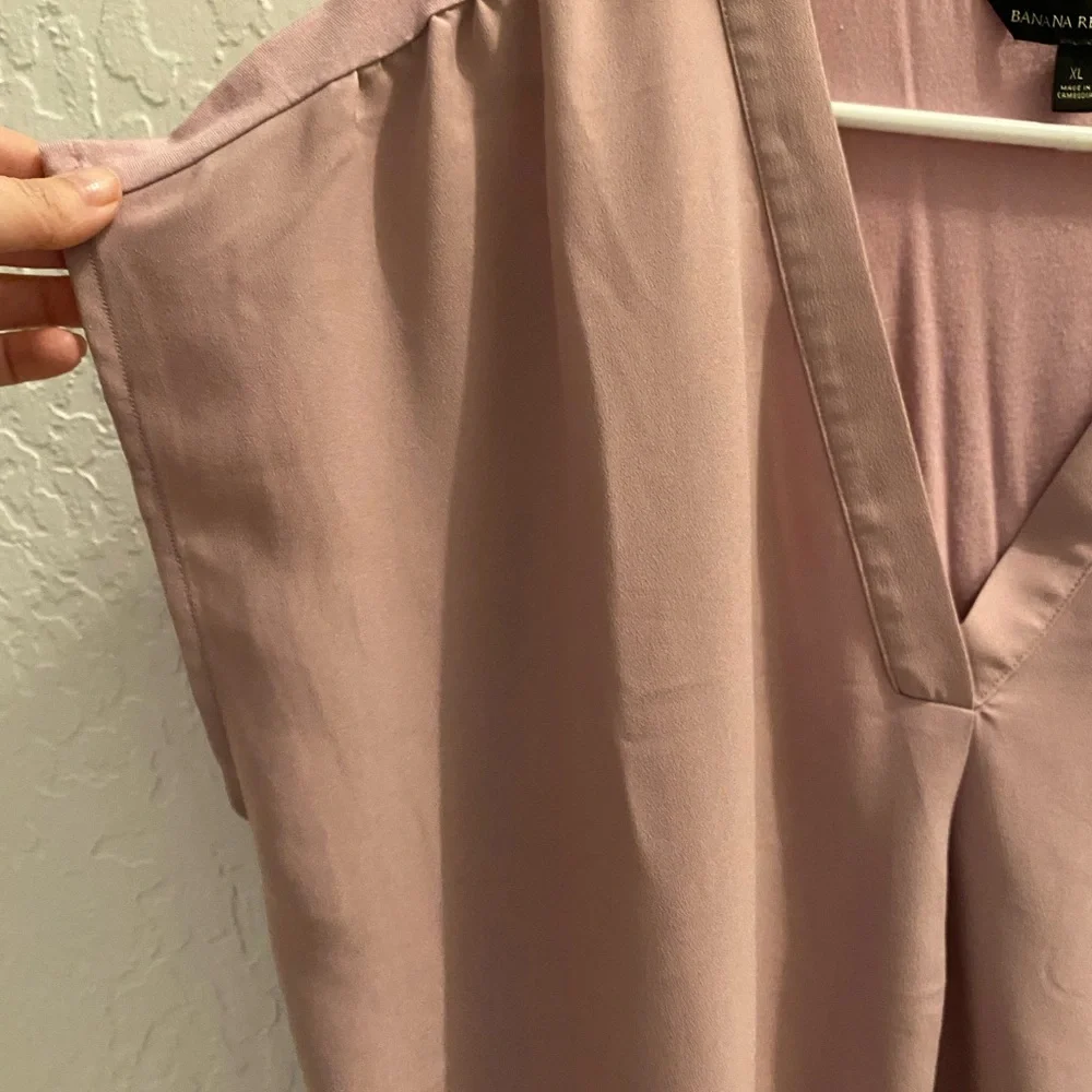 Blush Pink Banana Republic V-Neck Women's Top - Picture 3 of 5